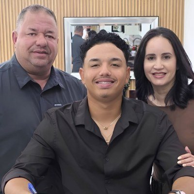 Yabel José Castillo con sus padres